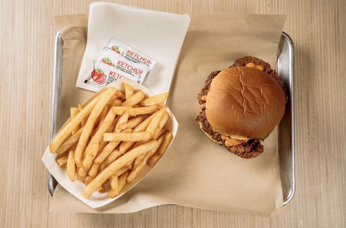 M2O Burgers Opens Its Sixth Philadelphia Location at The Concourse at Comcast Center 2 M2O Burgers and Salads