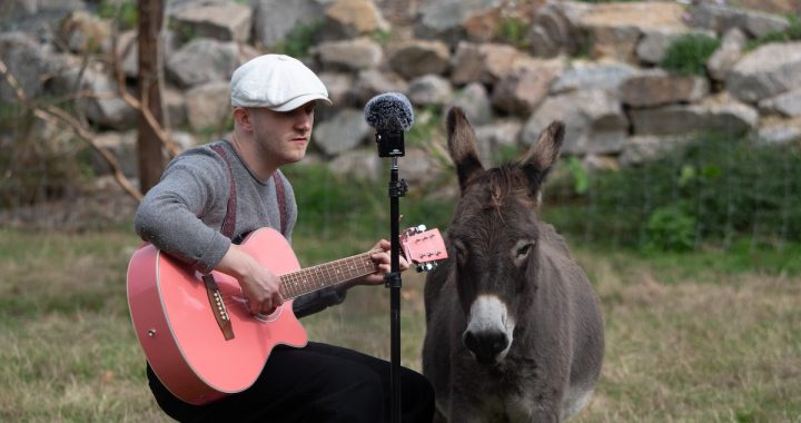 PLUMES Brings His Animal Performances to Philadelphia Zoo for the First Time in the US